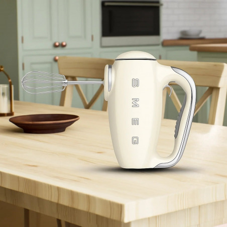 Χειροκίνητο μίξερ SMEG 50's Style HMF01CREU, 250 W, 9 ταχύτητες, λειτουργία Turbo, κρυφή οθόνη LED, χρονοδιακόπτης, εξαρτήματα, κρεμ