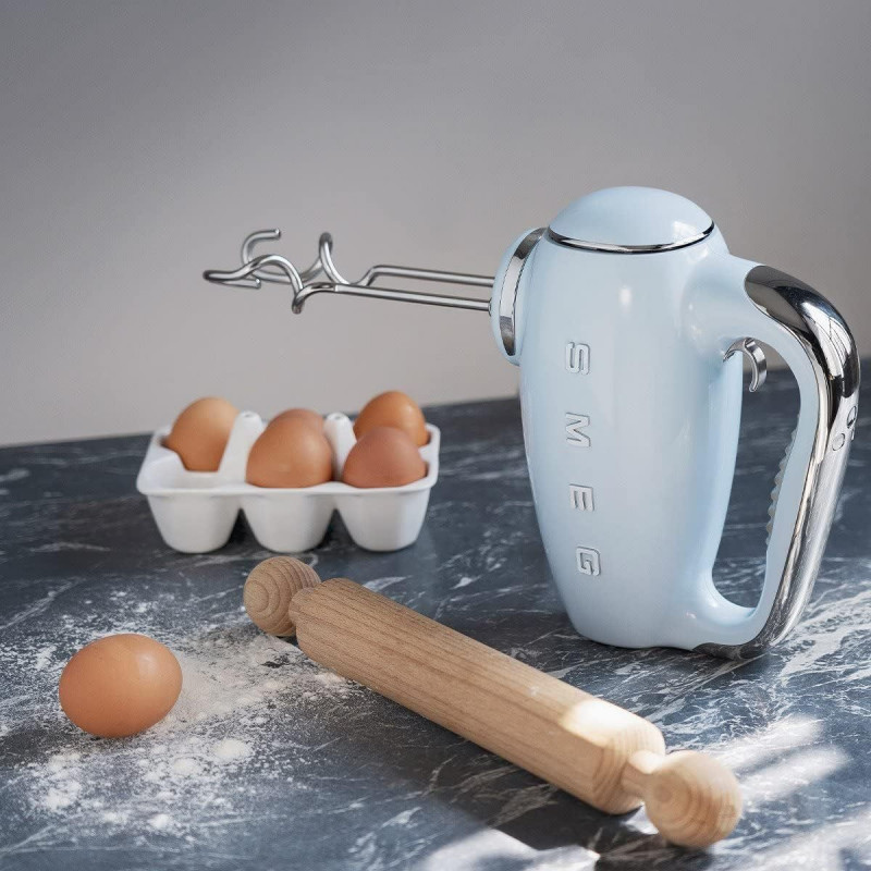 Χειροκίνητο μίξερ SMEG 50's Style HMF01PBEU, 250 W, 9 ταχύτητες, λειτουργία Turbo, κρυφή οθόνη LED, χρονοδιακόπτης, εξαρτήματα, μπλε