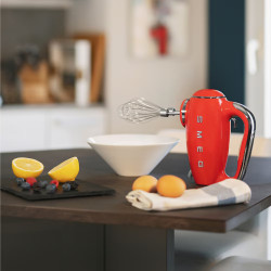 Χειροκίνητο μίξερ SMEG 50's Style HMF01RDEU, 250 W, 9 ταχύτητες, λειτουργία Turbo, κρυφή οθόνη LED, χρονοδιακόπτης, εξαρτήματα, κόκκινο