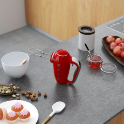 Χειροκίνητο μίξερ SMEG 50's Style HMF01RDEU, 250 W, 9 ταχύτητες, λειτουργία Turbo, κρυφή οθόνη LED, χρονοδιακόπτης, εξαρτήματα, κόκκινο