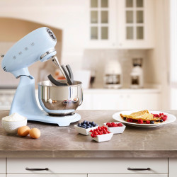 Μίξερ SMEG SMF03PBEU, 800 W, 4,8 λίτρα, 10 ταχύτητες, Λειτουργία ομαλής εκκίνησης, Αντιολισθητικά πόδια, Παστέλ μπλε