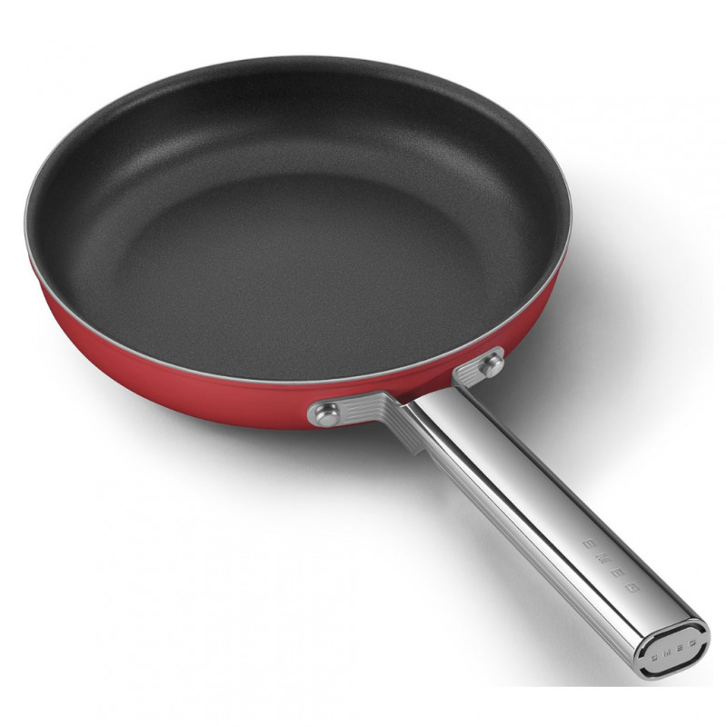 Τηγάνι με καπάκι SMEG CKFF2401RDM, 1,9 λ, Ø24 εκ., Επίστρωση τεφλόν, Έως 250 °C, Χωρίς PFAS, Για επαγωγικές εστίες, Κόκκινο
