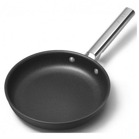 Τηγάνι με καπάκι SMEG CKFF2401BLM, 1,9 λ, Ø24 εκ., Επίστρωση τεφλόν, Έως 250 °C, Χωρίς PFAS, Για επαγωγικές εστίες, Μαύρο