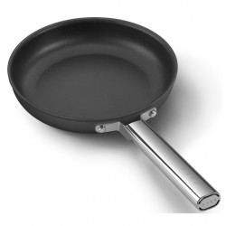Τηγάνι με καπάκι SMEG CKFF2401BLM, 1,9 λ, Ø24 εκ., Επίστρωση τεφλόν, Έως 250 °C, Χωρίς PFAS, Για επαγωγικές εστίες, Μαύρο