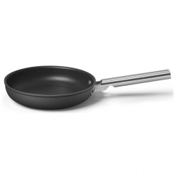 Τηγάνι με καπάκι SMEG CKFF2401BLM, 1,9 λ, Ø24 εκ., Επίστρωση τεφλόν, Έως 250 °C, Χωρίς PFAS, Για επαγωγικές εστίες, Μαύρο