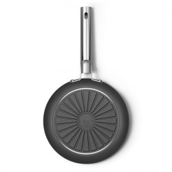 Τηγάνι με καπάκι SMEG CKFF2401BLM, 1,9 λ, Ø24 εκ., Επίστρωση τεφλόν, Έως 250 °C, Χωρίς PFAS, Για επαγωγικές εστίες, Μαύρο