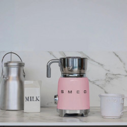 Συσκευή αφρισμού γάλακτος Smeg MFF11PKEU, 500 W, 600 ml, 8 προγράμματα, Αφαιρούμενη κανάτα, Αυτόματη απενεργοποίηση, Ροζ