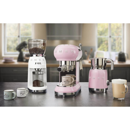 Συσκευή αφρισμού γάλακτος Smeg MFF11PKEU, 500 W, 600 ml, 8 προγράμματα, Αφαιρούμενη κανάτα, Αυτόματη απενεργοποίηση, Ροζ