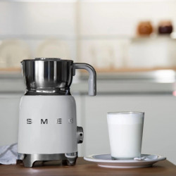 Συσκευή αφρισμού γάλακτος Smeg MFF11WHEU, 500 W, 600 ml, 8 προγράμματα, Αφαιρούμενη κανάτα, Αυτόματη απενεργοποίηση, Λευκό