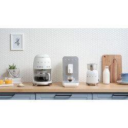 Συσκευή αφρισμού γάλακτος Smeg MFF11WHEU, 500 W, 600 ml, 8 προγράμματα, Αφαιρούμενη κανάτα, Αυτόματη απενεργοποίηση, Λευκό