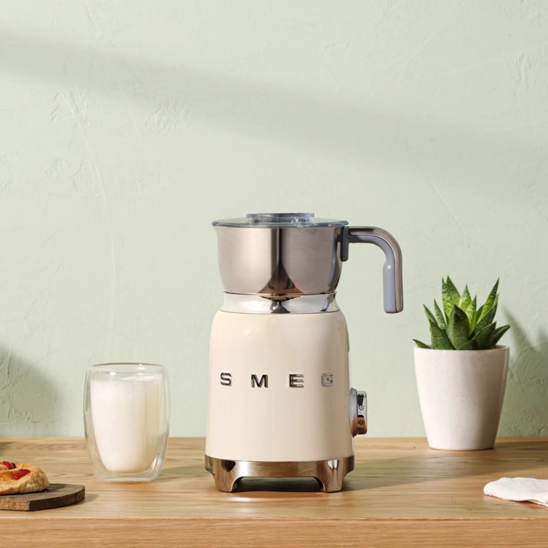 Συσκευή αφρισμού γάλακτος Smeg MFF11CREU, 500 W, 600 ml, 8 προγράμματα, Αφαιρούμενη κανάτα, Αυτόματη απενεργοποίηση, Κρεμ