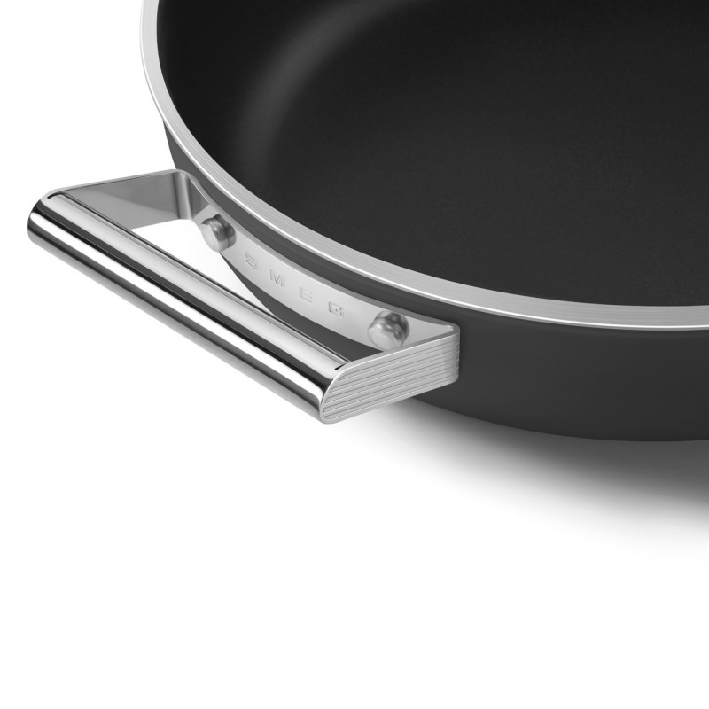 Ρηχή κατσαρόλα με καπάκι Smeg DPF2812BLM, 28 εκ., 4,3 λίτρα, κεραμική αντικολλητική επίστρωση, κατάλληλη για φούρνο έως 250 °C, χωρίς PFAS, κατάλληλη για επαγωγικές εστίες, μαύρη