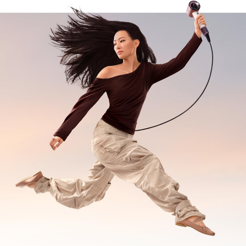 Στεγνωτήρας μαλλιών Dyson HD19 Travel™ 492457-01, 1220 W, 11,6 l/s, 2 ταχύτητες, 3 ρυθμίσεις θερμοκρασίας, Air Multiplier, Έξυπνος έλεγχος θερμοκρασίας, Κεραμικό ροζ/ροζ χρυσό