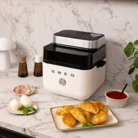 Φριτέζα θερμού αέρα Smeg Collezione AFC01WHMAU, 1450 W, 7,3 λίτρα, 40-200 °C, 7 προγράμματα, Διπλή λειτουργία, Έλεγχος μέσω οθόνης αφής, Χρονοδιακόπτης, LED, Λευκό